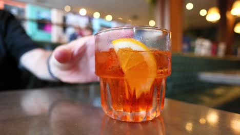 persona bebiendo una bebida de limón en un café