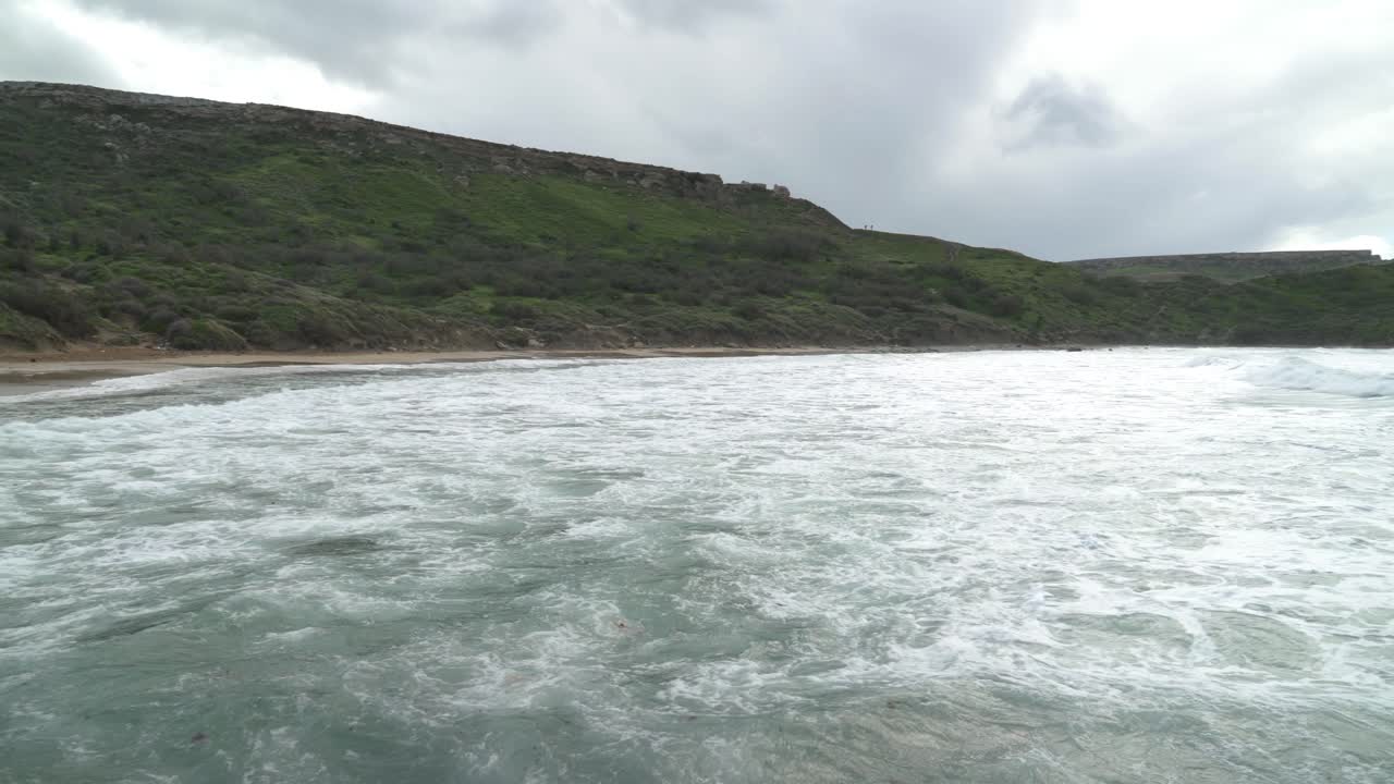 바다 위로 강한 바람이 부는 흐린 겨울날 ghajn tuffieha만의 파노라마 샷