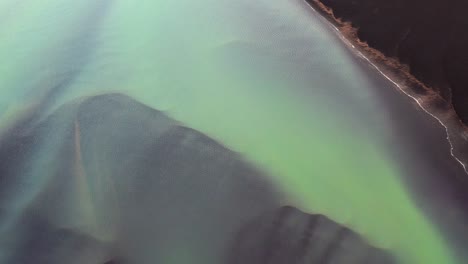 patroon in het water langs de kustlijn van de rivier de olfusa in ijsland