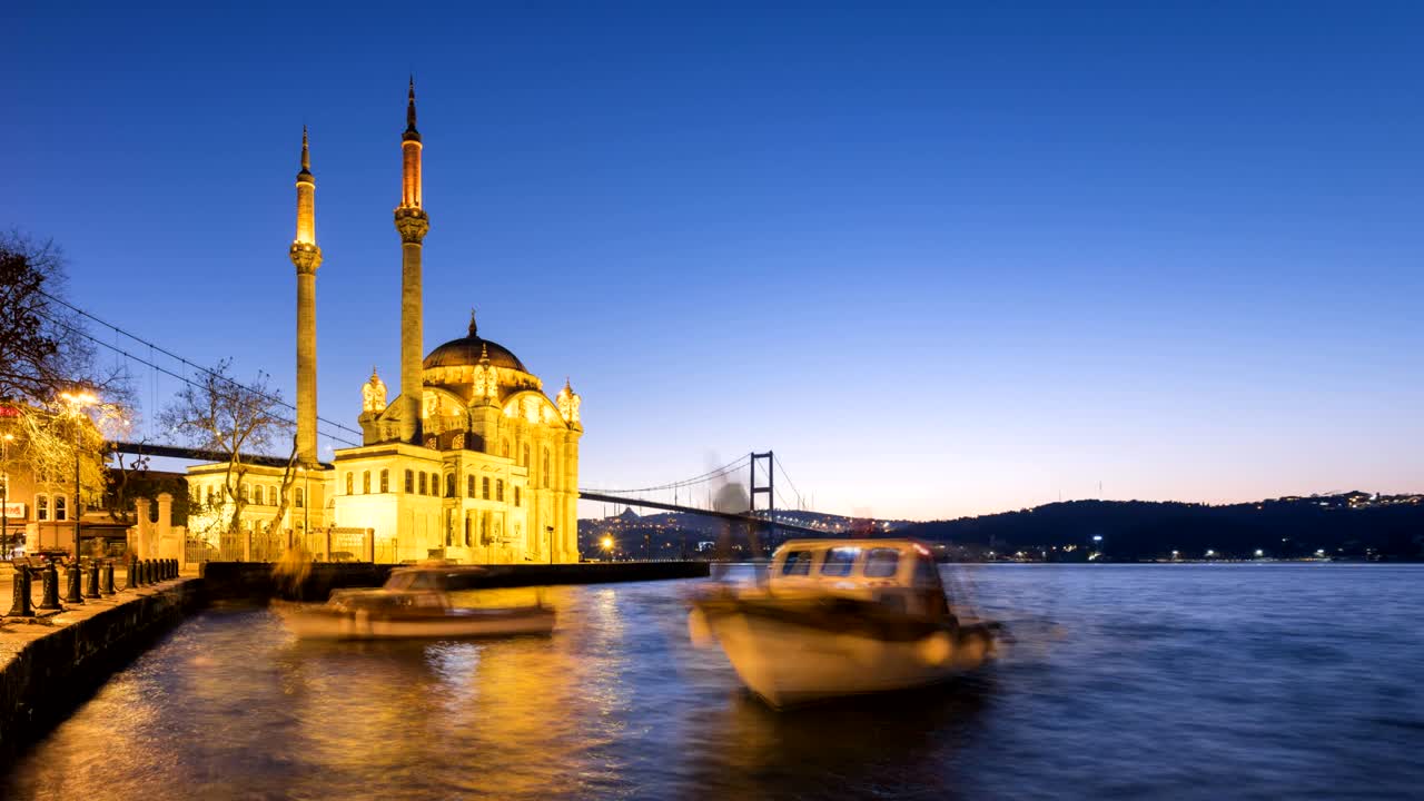 encantador vídeo del amanecer con el paso del tiempo con la mezquita de ortakoy y la vista del puente del bósforo en estambul