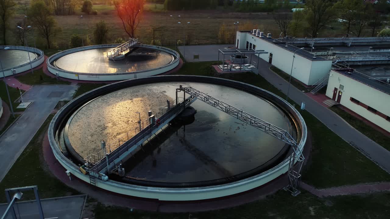 하수 처리장의 조감도, 오른쪽으로 움직이는 카메라