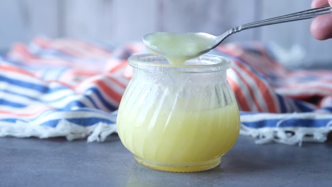 유리 항아리 에 집 에서 만든 레몬 소스