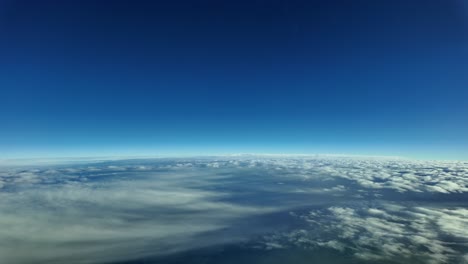 piloto volando a nivel de la estratosfera y a velocidad supersónica