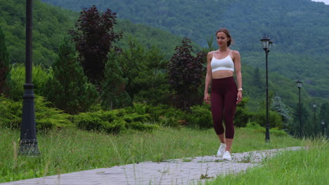 mujer caminando en un parque