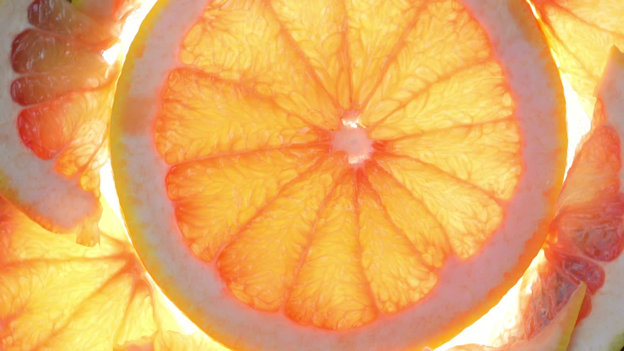 색 바탕에 오렌지 조각을 회전,  바탕에 신선한 그레이프프루트의 투명한 조각, 4k 해상도