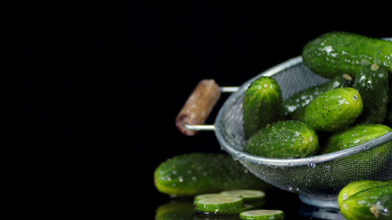 신선한 호박은 colander에서 천천히 회전합니다.