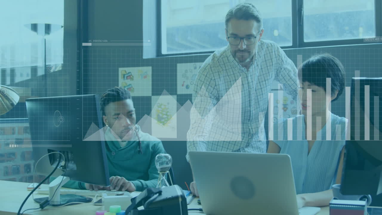 animación del procesamiento de datos financieros sobre diversas personas de negocios en la oficina