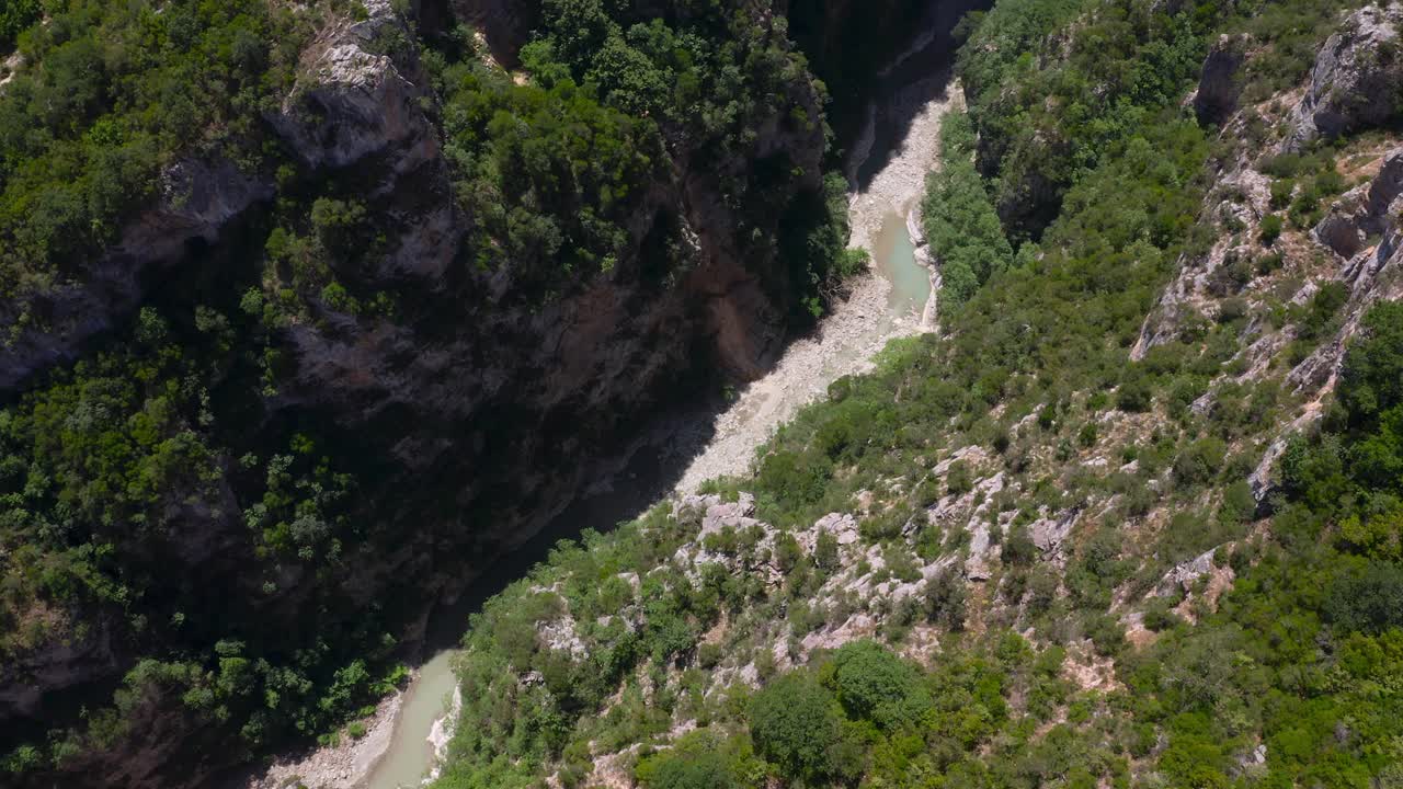 antena de arriba hacia abajo sobre el profundo desfiladero del cañón benje entre enormes montañas verdes