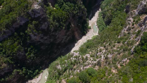 Luftaufnahme-Von-Oben-Nach-Unten-über-Der-Tiefen-Schlucht-Des-Benje-Canyon-Zwischen-Riesigen-Grünen-Bergen