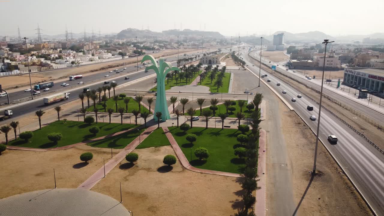 carretera de jeddah a la ciudad de la meca en arabia saudita durante el viaje matutino