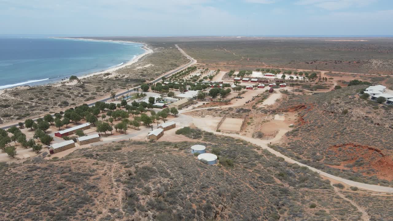 caravan park town frente al océano en exmouth, toma aérea de australia occidental