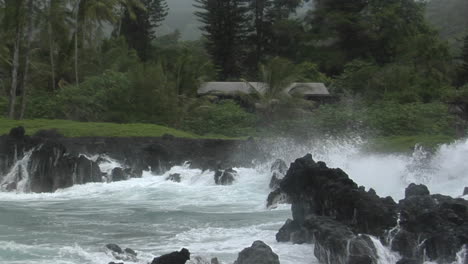 Una-Gran-Tormenta-Del-Pacífico-Golpea-Hawaii-Con-Grandes-Olas-4