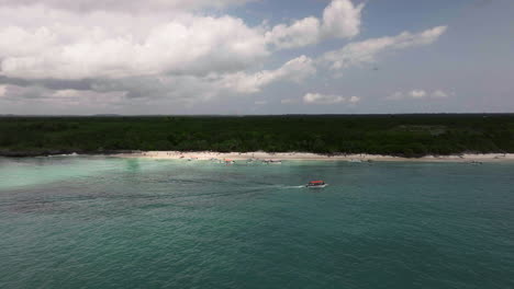 Vista-Superior-De-La-Playa-Y-Agua-Verde-Clara-En-La-Costa-Del-Mar-Tropical-Con-Playa-De-Arena