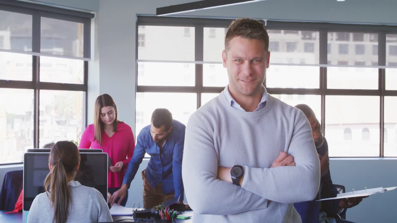 Geschäftsmann, der im modernen Büro arbeitet