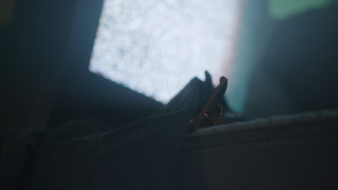 박이는 tv와 함께 방에서 비 소파