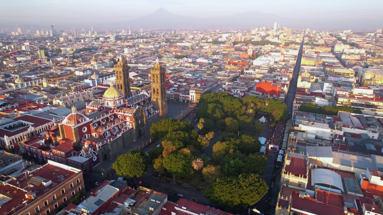 Panorama aereo della città di Puebla in Messico prima dell'inizio di una maratona