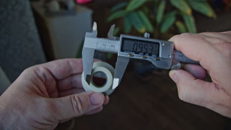 pieza de medición metálica con pinza de vernier