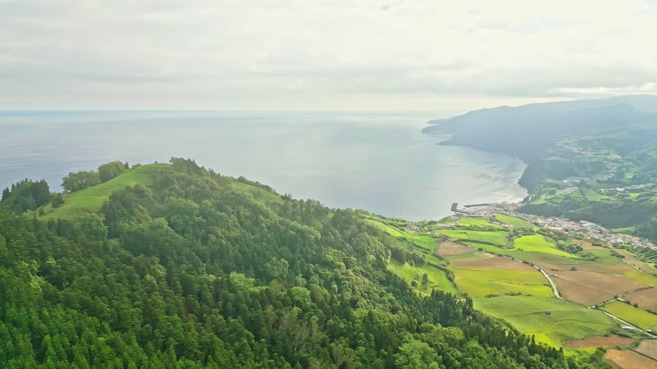 miraduro dos picos dos bodes en las azores, portugal, con exuberantes colinas verdes y vistas al océano, vista aérea