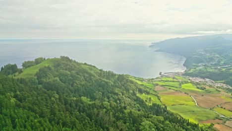 Miraduro-Dos-Picos-Dos-Bodes-Auf-Den-Azoren,-Portugal,-Mit-üppigen-Grünen-Hügeln-Und-Meerblick,-Luftaufnahme