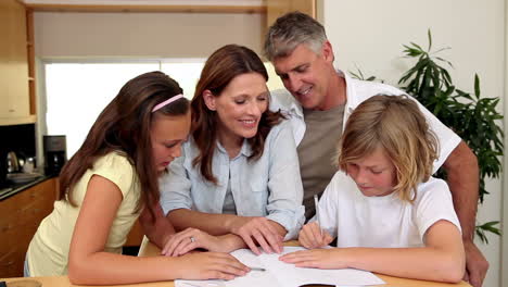 Niño-Pequeño-Dibujando-Mientras-Su-Familia-Mira