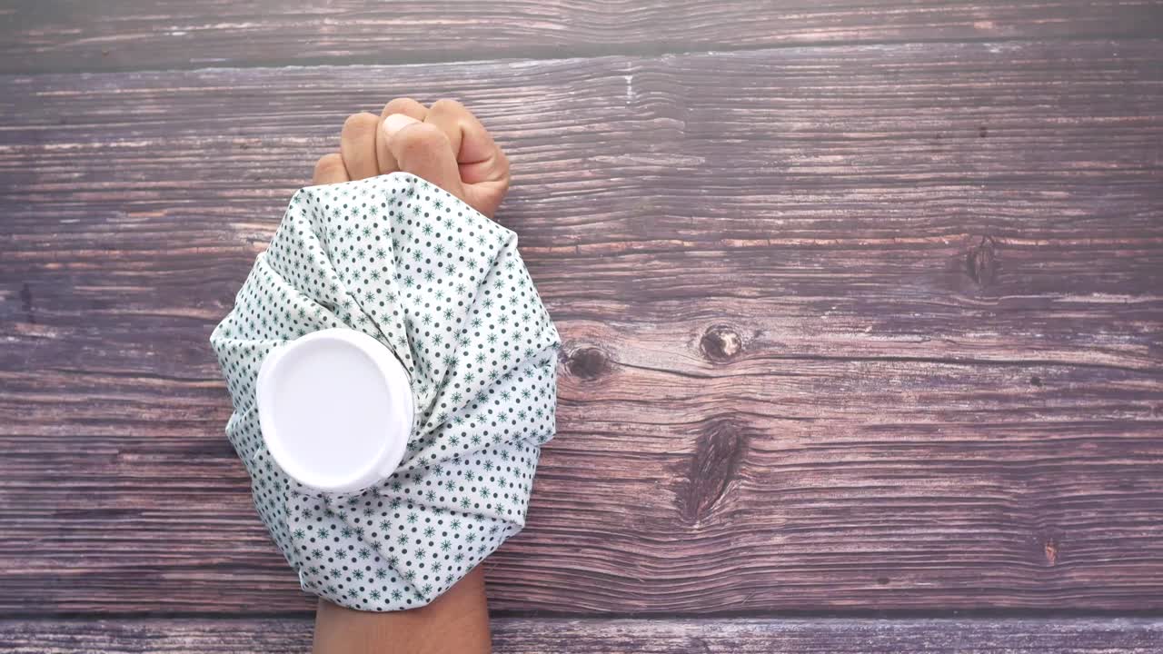 muñeca lesionada con una bolsa de hielo