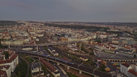 Praga-Chequia-Vuelo-Aéreo-V81-Sobre-Los-Barrios-De-Zizkov-Y-Florenc-Que-Capturan-El-Tráfico-Matutino-En-Wilsonova-Y-El-Paisaje-Urbano-De-Petrska-Ctvrt,-Ciudad-Nueva-Y-Antigua---Filmado-Con-Mavic-3-Cine---Noviembre-De-2022