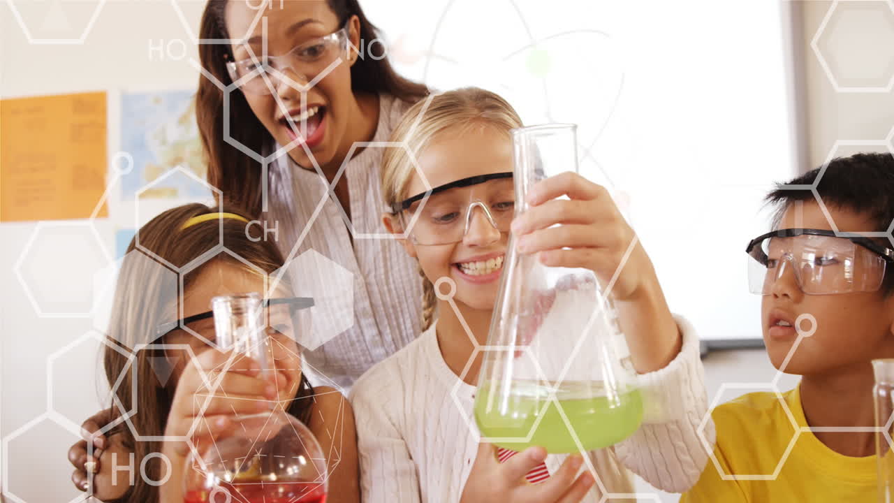 다양한 학교 학생들과 함께 미소 짓는 두 인종의 여성 교사 위에 화학 구조의 애니메이션