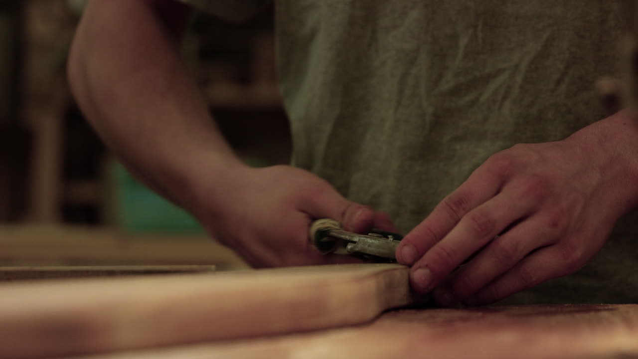 hombre quitando el tornillo roto del proyecto en el taller del garaje