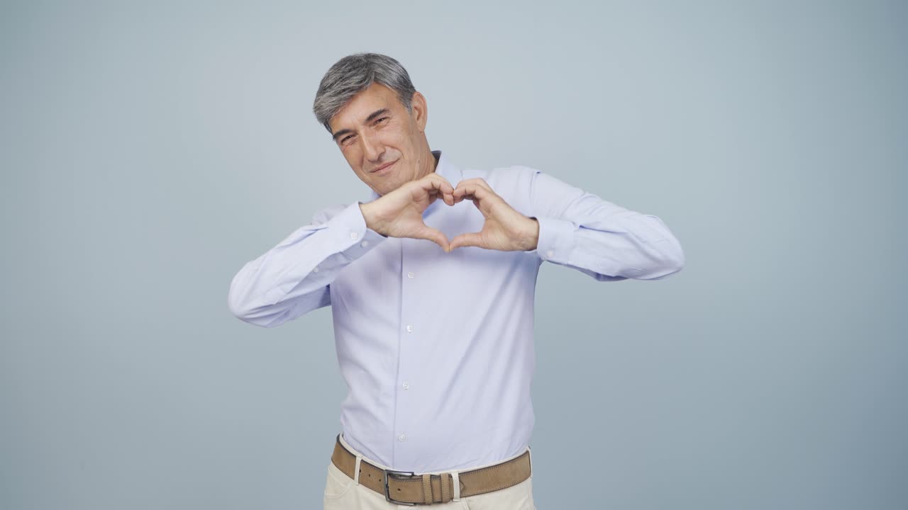 ⁇ 은이가 카메라에 심장 기호를 하고 있습니다.