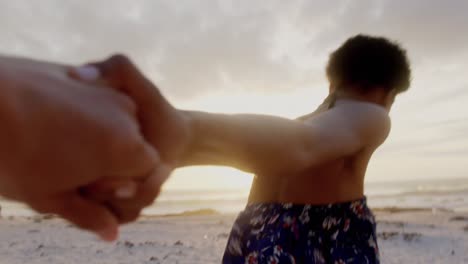 pareja corriendo juntos de la mano 4k