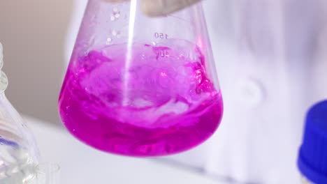 reacción química observada en un entorno de laboratorio