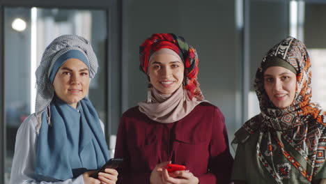 retrato de mujeres de negocios musulmanas alegres en la oficina