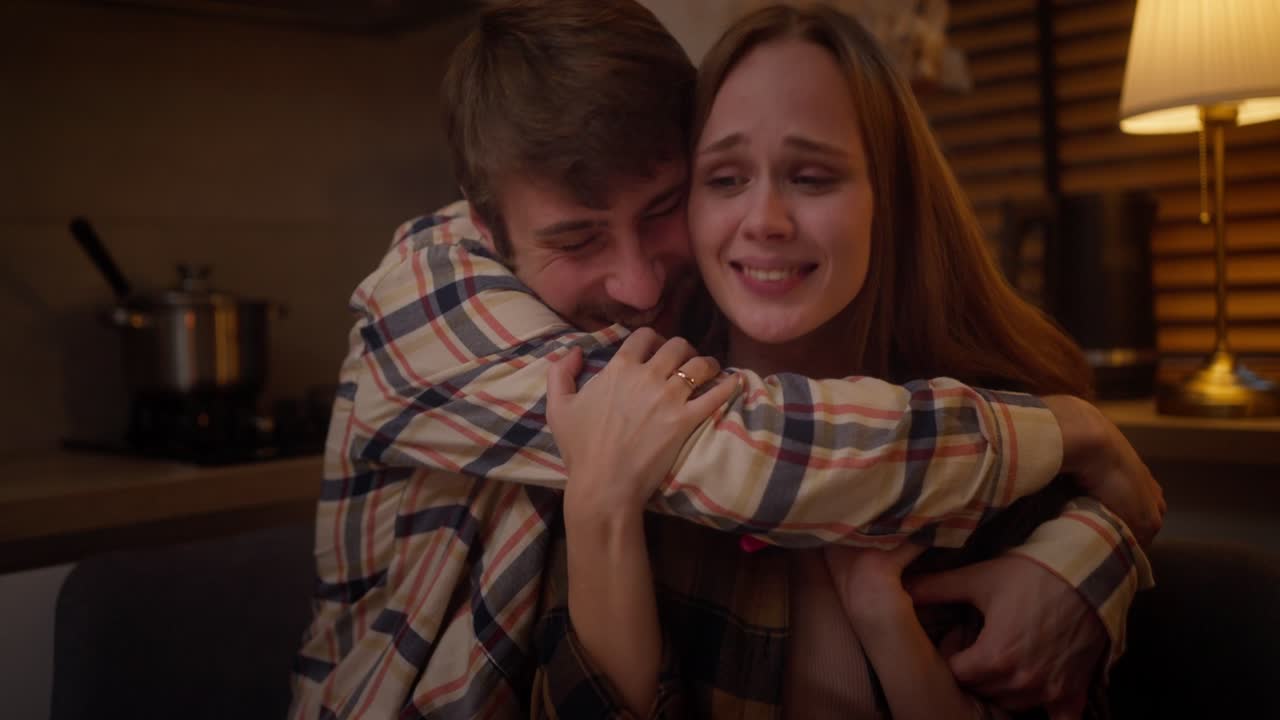 una pareja feliz se entera de que están embarazadas.