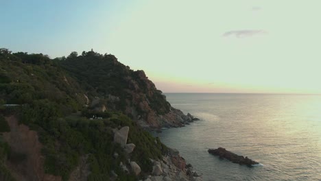 Drohnenaufnahmen-Der-Küste-Ostsardiniens-Während-Des-Farbenfrohen-Sonnenuntergangs,-Rote-Felsen-In-Der-Touristenattraktion-Der-Ogliastra-Region-Des-Golfo-Di-Orosei