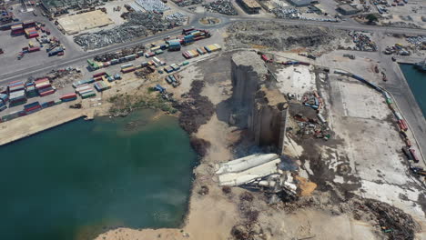 vista aérea de drones de la destrucción causada por la explosión del puerto de beirut