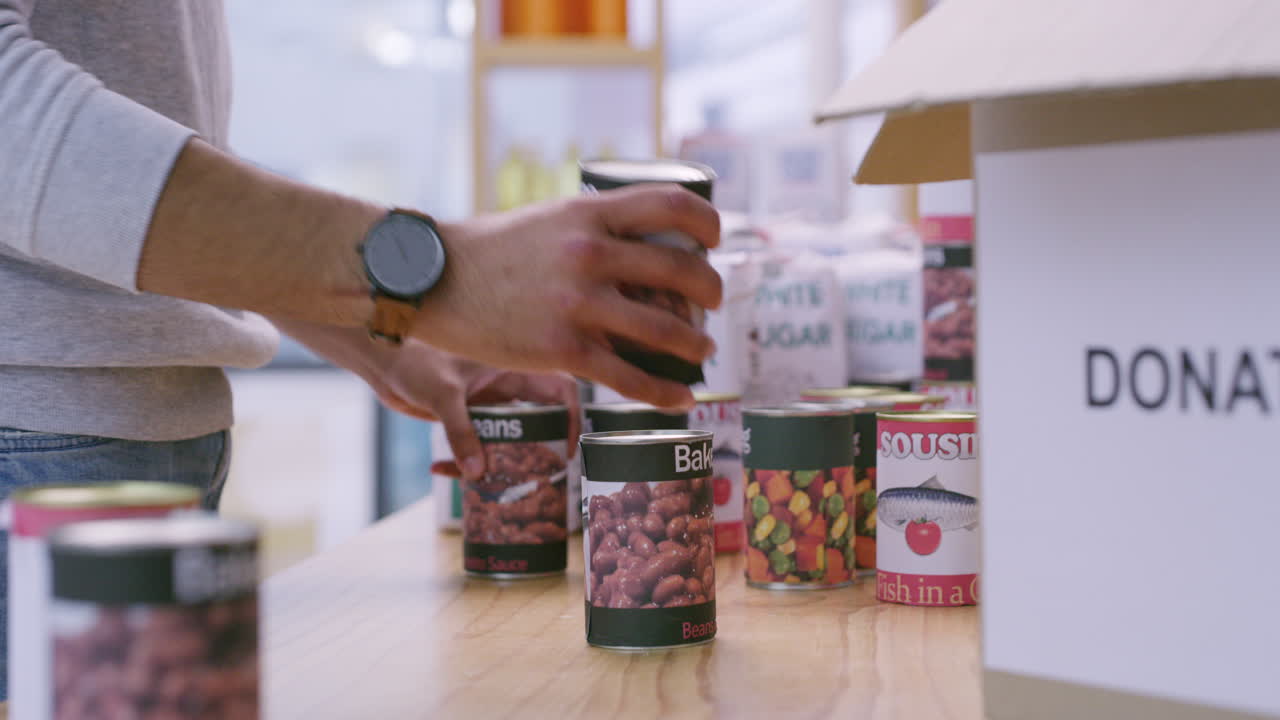 los productos enlatados son siempre los mejores para donar.