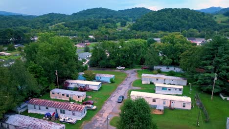 Empuje-Aéreo-Bajo-Sobre-Casa-Móvil,-Comunidad-De-Parque-De-Casas-Rodantes-En-Elizabethton-Tennessee