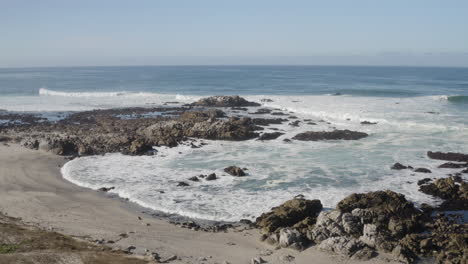 tomada de un dron cinematográfico de 4k de cormoranes en reposo en las rocas del océano en la bahía de monterey, california