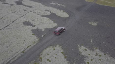 在冰島的土路上駕駛 4x4 汽車的空中影片