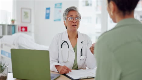 médico, paciente y hablando durante la consulta