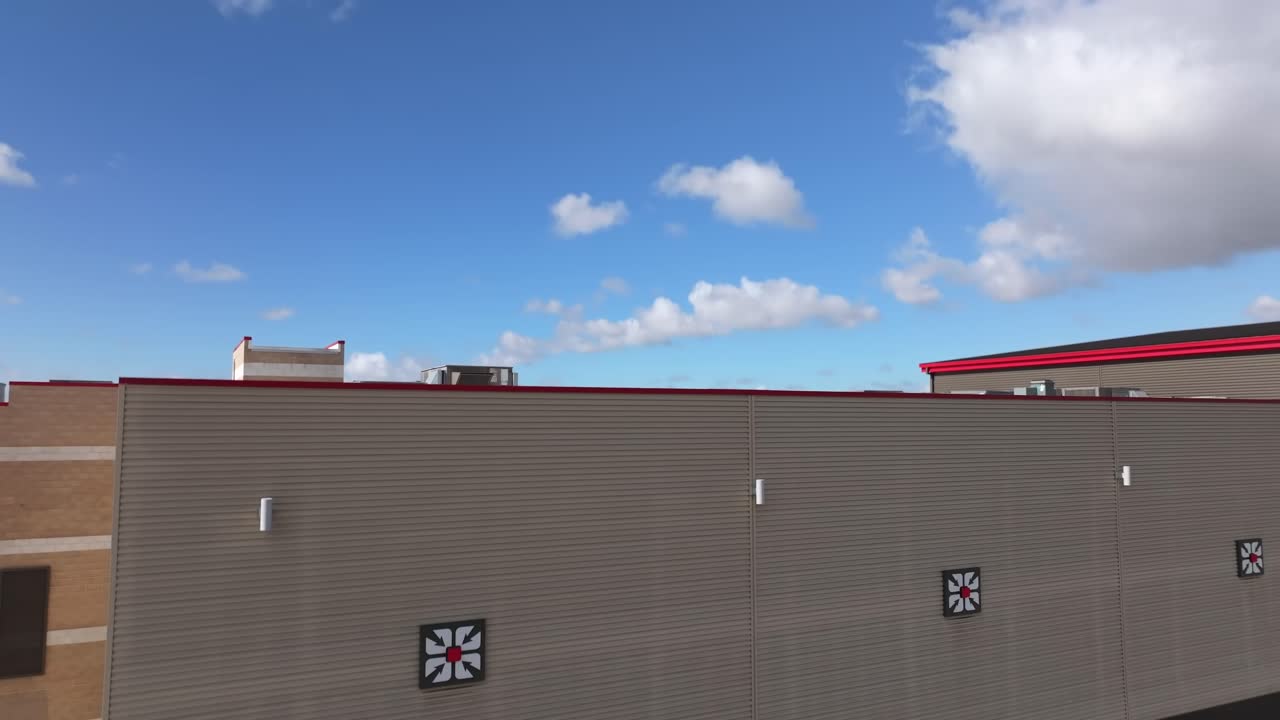 sistema fotovoltaico en la azotea - paneles solares montados en la cubierta del edificio para generar electricidad