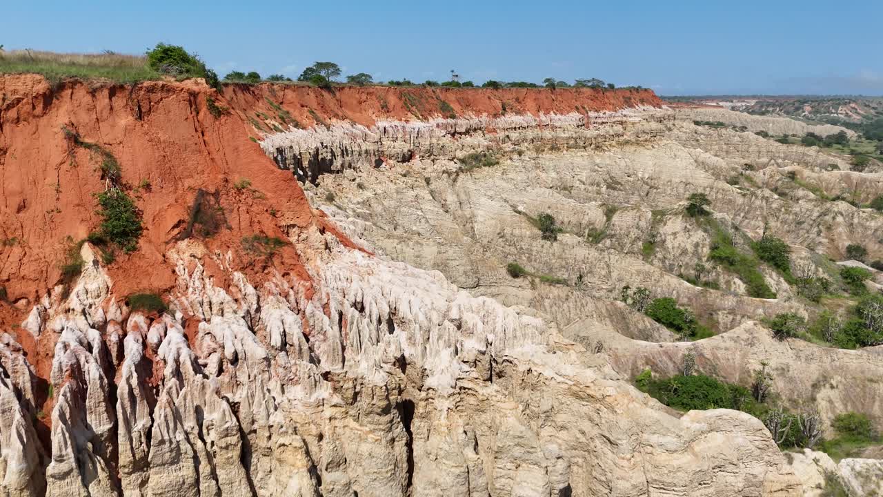Splendido panorama aereo sulle vaste scogliere argillose erose di Miradouro da Lua (punto panoramico della Luna) nel comune di Belas, provincia di Luanda, Angola, Africa