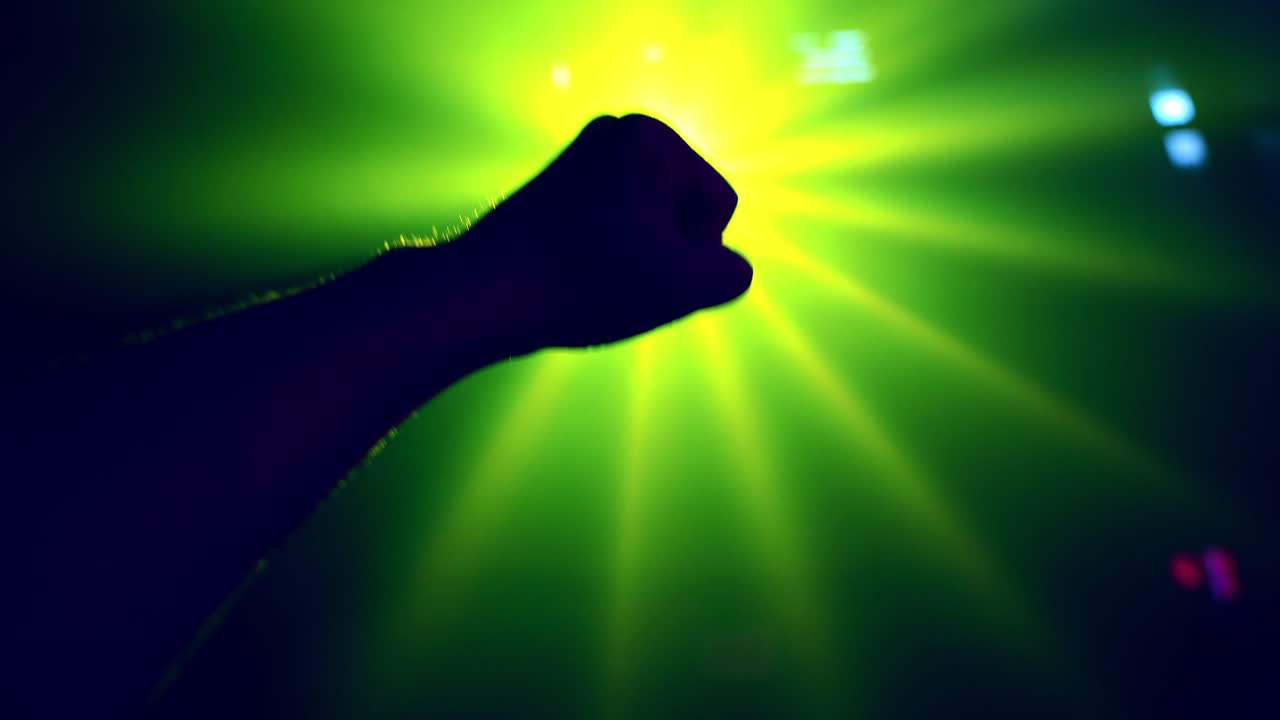 la mano extendiéndose para cubrir la luz del punto brillante