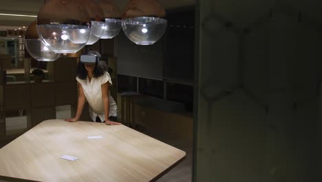 mujer de negocios usando casco vr en una oficina moderna