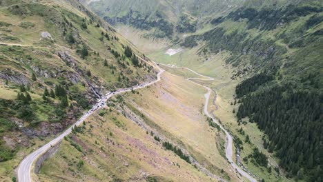 caída sheer al lado de tirar de offs exhibir gran u curva en transfagarasan carretera serpentina cortando a través de los bosques rumanos