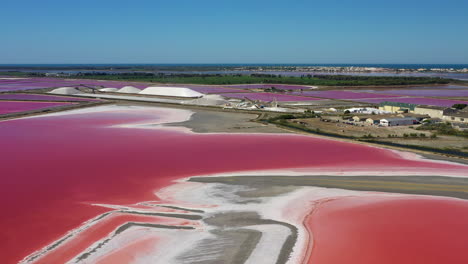 Die-Historische-Stadt-Aigues-mortes-In-Der-Camargue,-Frankreich-An-Einem-Sonnigen-Sommertag,-Die-Sich-Neben-Einem-Rosa-Salzsee-Befindet