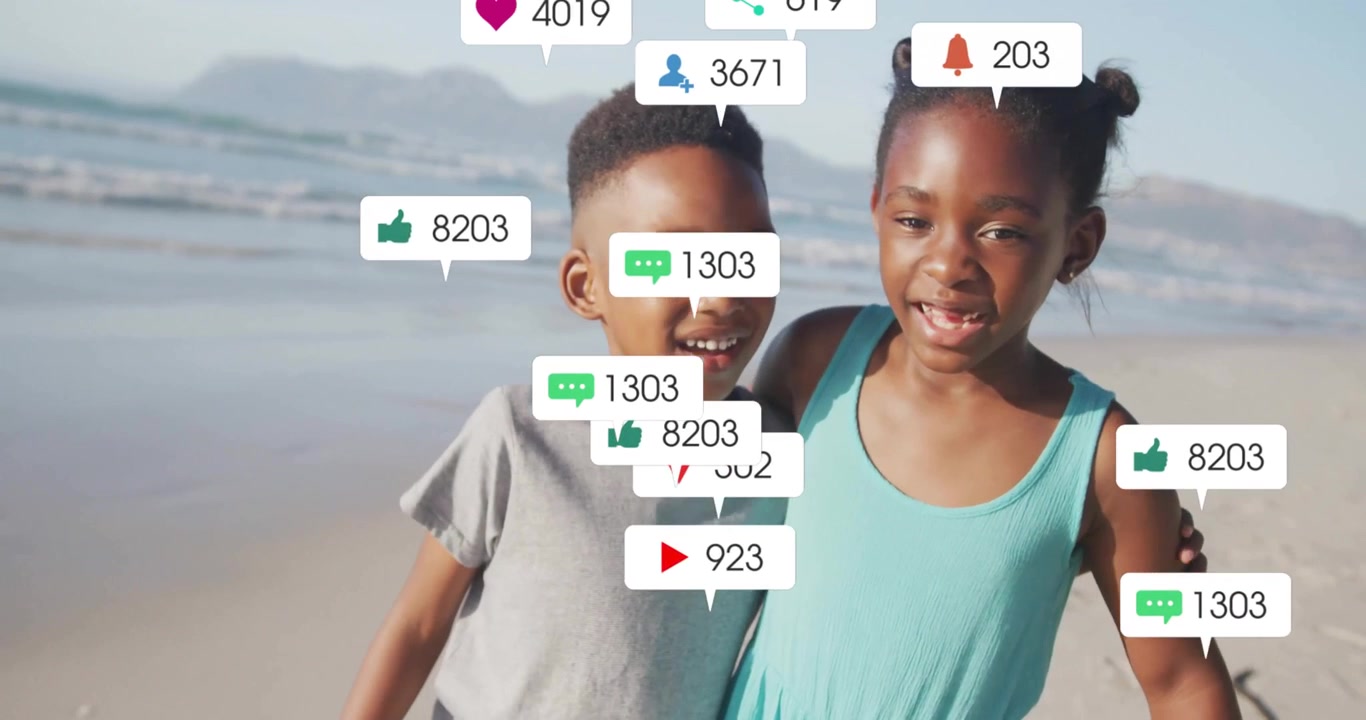 Søskende samtaler på stranden, pige krammer brors skulder, svævende sociale medieikoner hvirvler rundt.