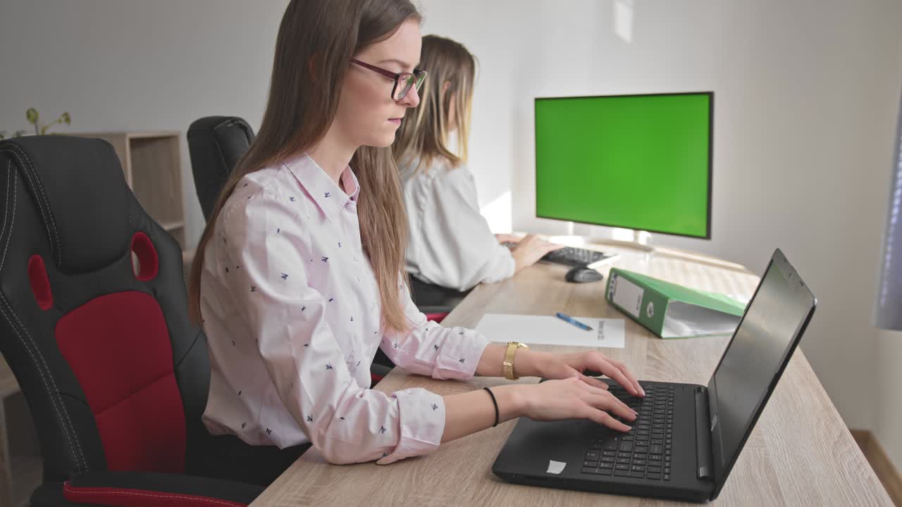dos mujeres de negocios trabajan en la oficina en casa durante la cuarentena.