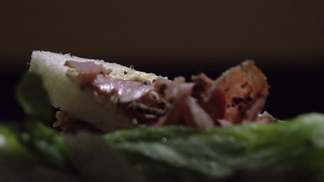 sándwich en movimiento en el plato