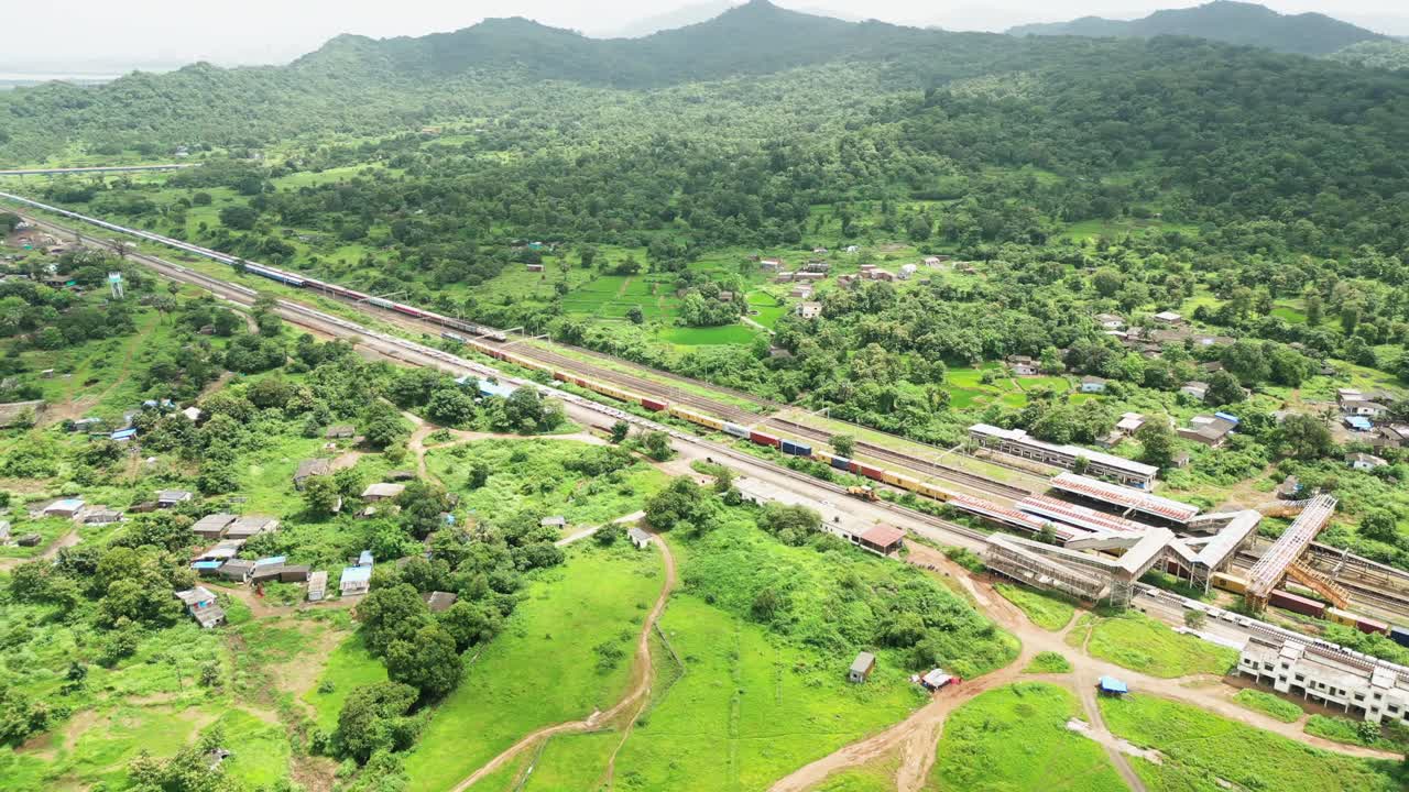 인도 바이의 바사이 역 근처의 열차 운송 드론 촬영